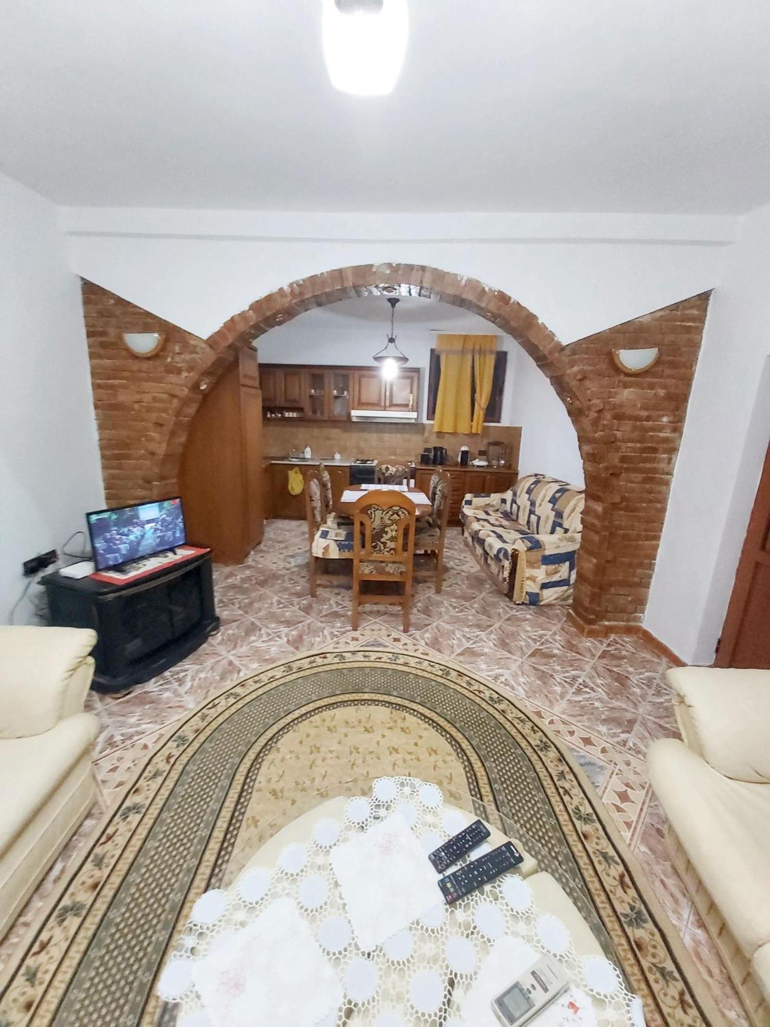 Spacious House In With Secure Parking. Сasa de vacaciones *