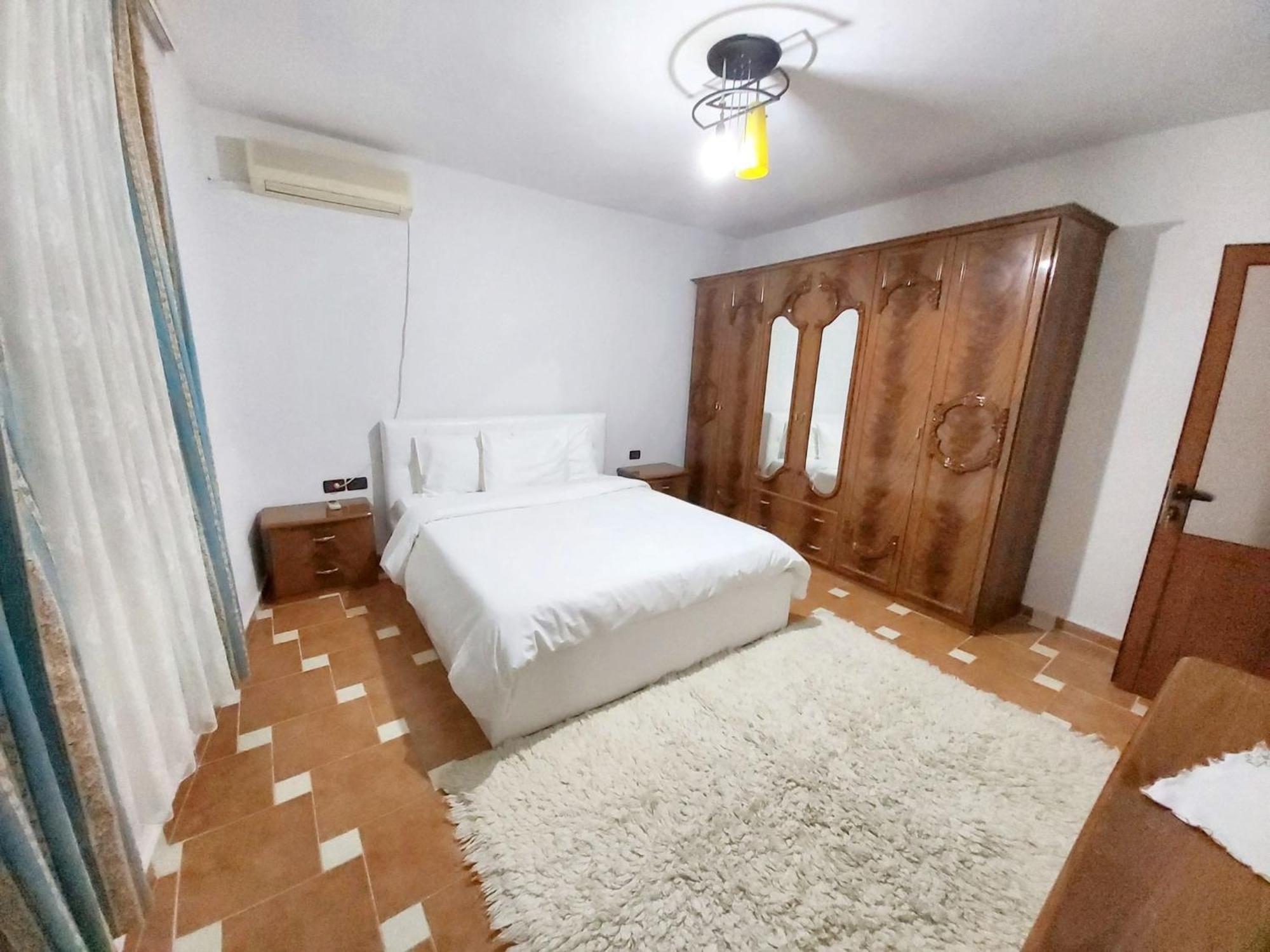 Spacious House In With Secure Parking. Сasa de vacaciones Berat