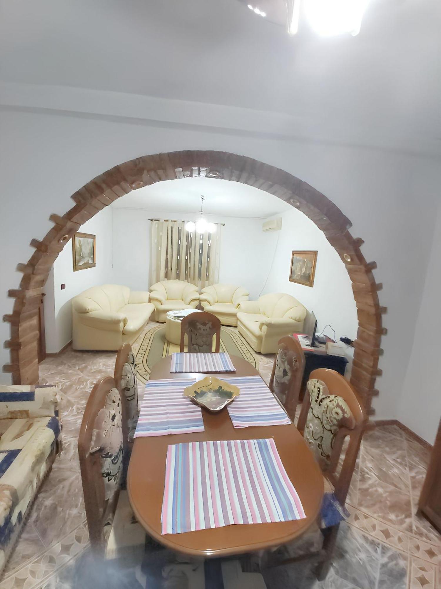 Spacious House In With Secure Parking. Сasa de vacaciones *