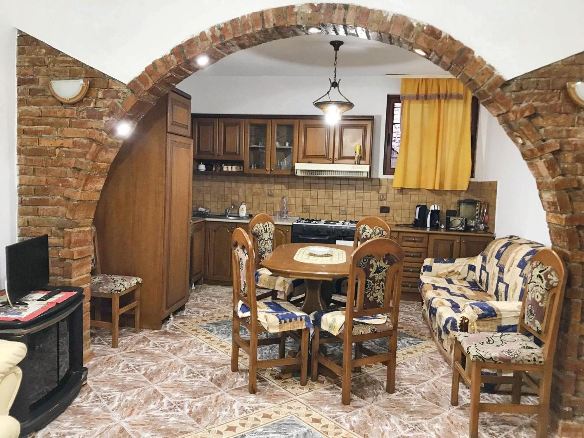 Spacious House In With Secure Parking. * Berat
